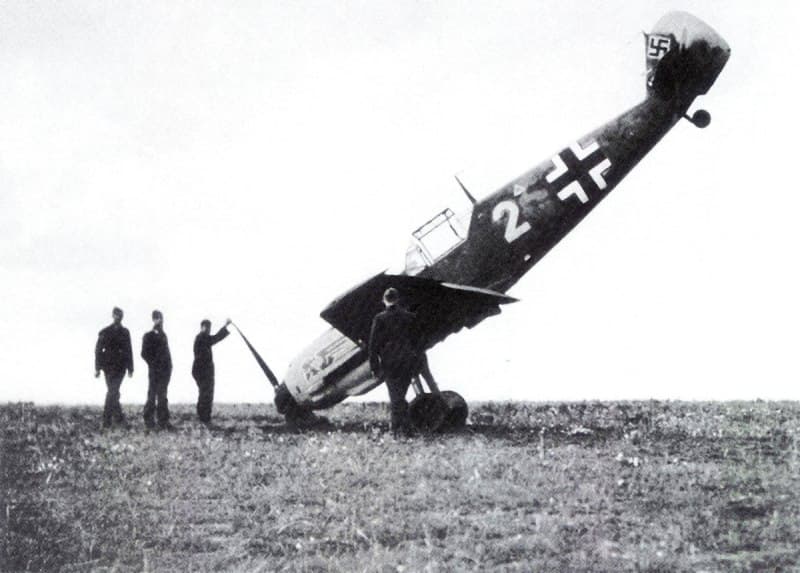 Авария истребителя Bf 109E одного из лучших пилотов Люфтваффе Герхарда Баркгорна после тяжелого боя над Ла-Маншем – 1940 г.